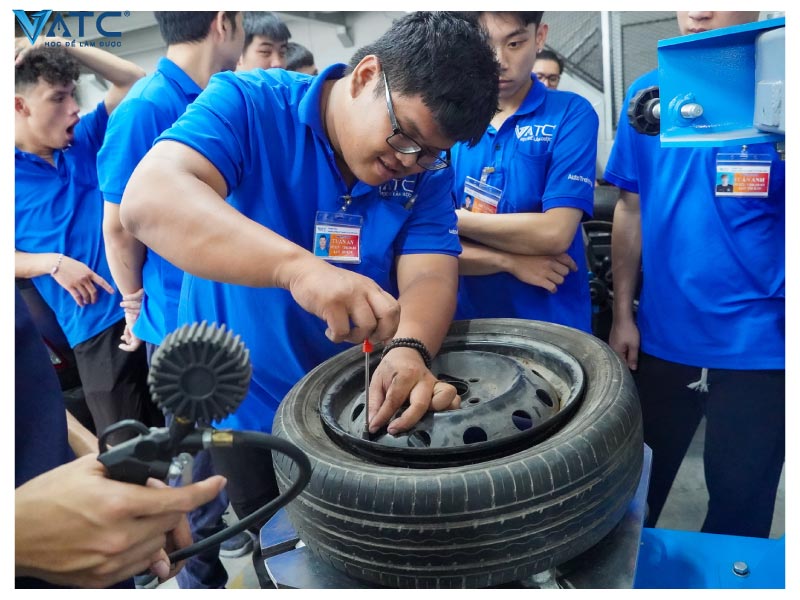 học viên vatc thực hành tại xưởng