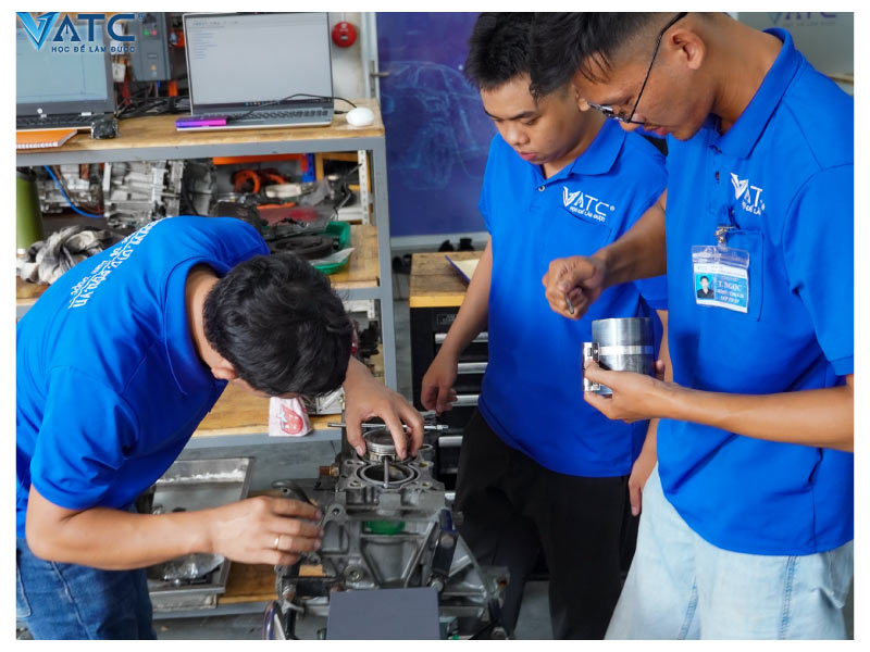 học viên lớp kỹ thuật sửa chữa điện - điện tử ô tô thực hành tại xưởng