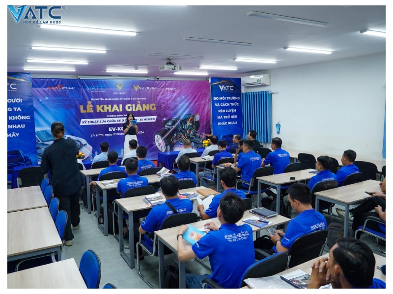khai giảng lớp kỹ thuật sửa chữa xe ô tô điện xe hybrid k2