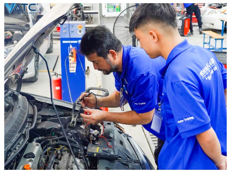 lớp kỹ thuật sửa chữa xe ô tô điện – xe hybrid khoá K2