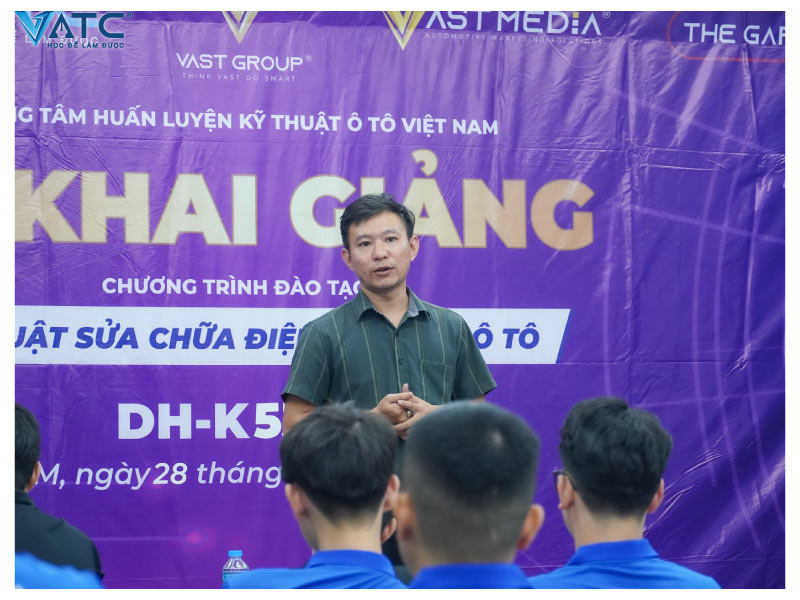 anh nguyễn quốc tài - giám đốc kinh doanh vatc phát biểu