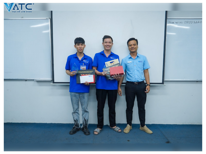 hai học viên đạt thành tích xuất sắc nhất lớp kỹ thuật chẩn đoán ô tô khóa 31