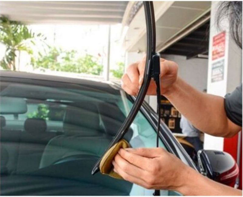 hướng dẫn kỹ thuật kiểm tra và thay gạt mưa bước 3