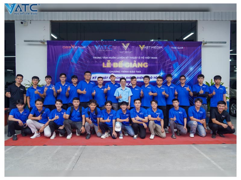 Lễ Tốt nghiệp lớp Kỹ thuật sửa chữa điện – điện tử ô tô khoá K49