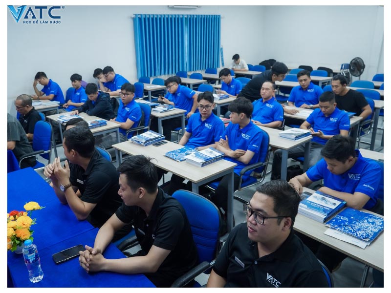 lớp kỹ thuật sửa chữa điện - điện tử ô tô khóa K53.