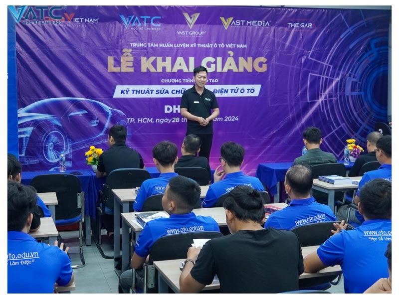 thầy Nhựt Anh phát biểu trong lễ khai giảng lớp kỹ thuật sửa chữa điện - điện tử ô tô khóa K53
