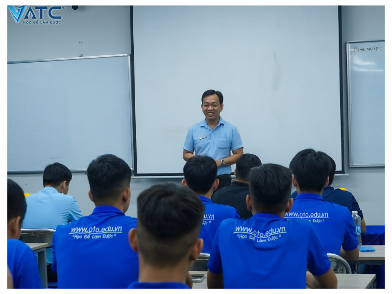 thầy nguyễn nhựt anh phát biểu chúc mừng lớp