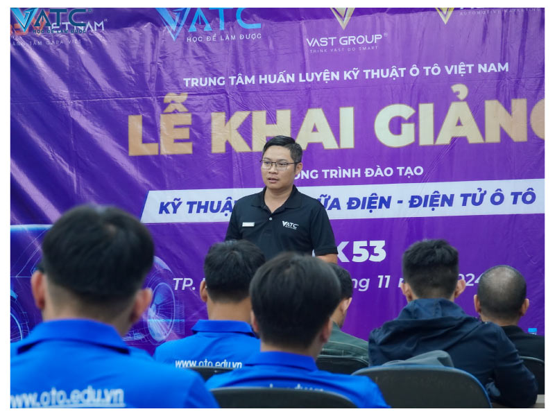 thầy nguyễn quang trưởng phát biểu trong lễ khai giảng DHK53