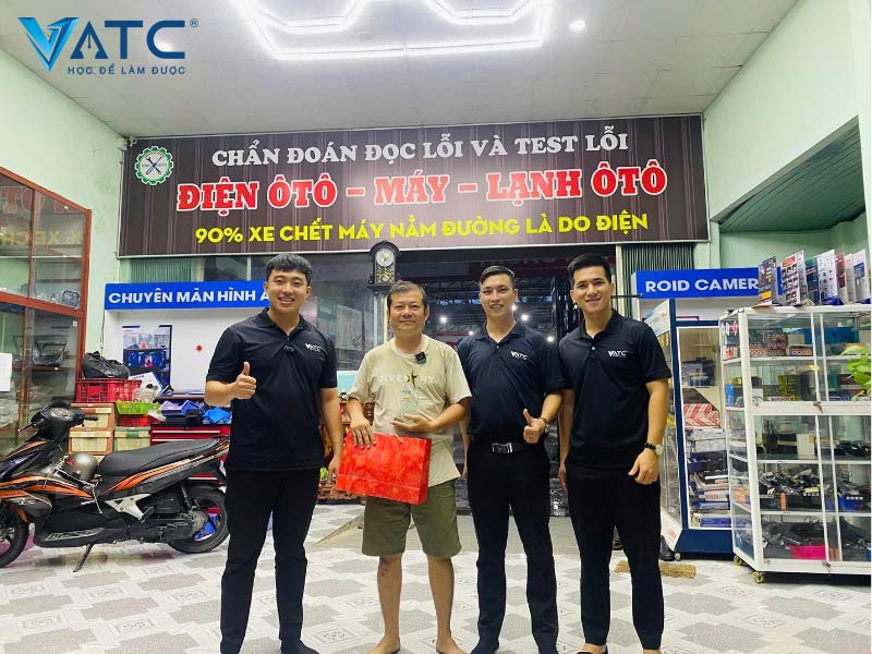 anh kiên và ekip hành trình kết nối học viên 2024