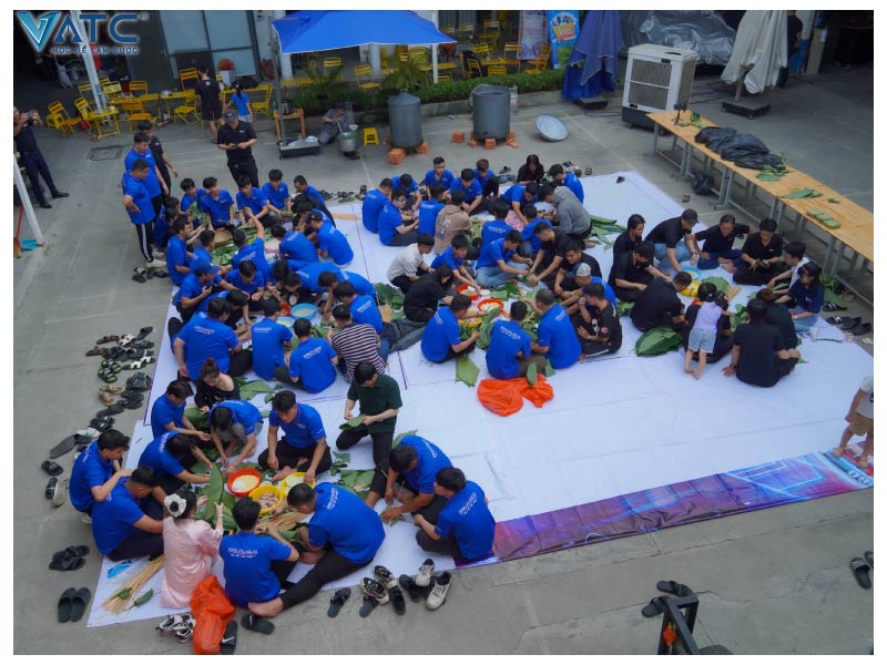 học viên cùng giảng viên vatc tự tay gói bánh chưng