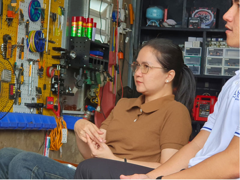 vợ anh hưng luôn bên cạnh cổ vũ và động viên anh