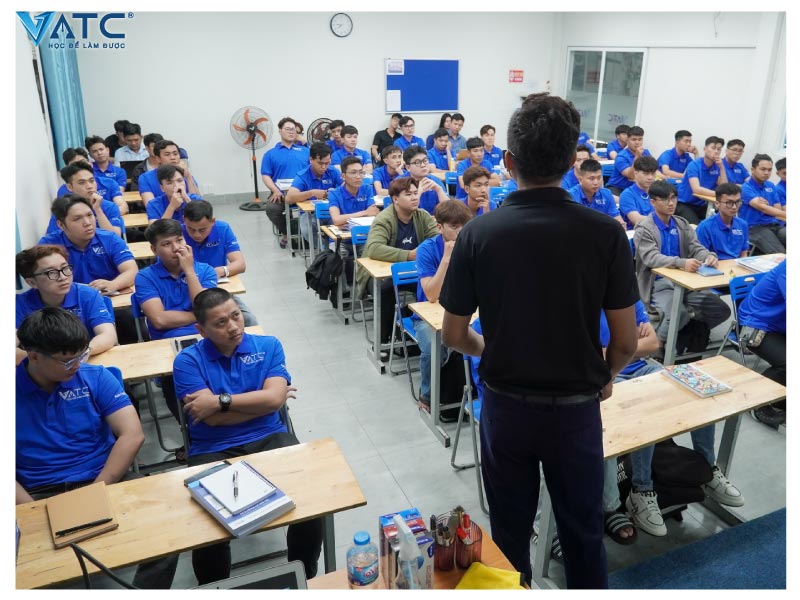 buổi học đầu tiên của anh em lớp điện ô tô k54