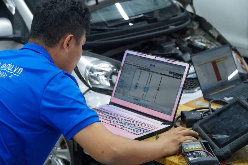 học viên học thực hành tại xưởng vatc