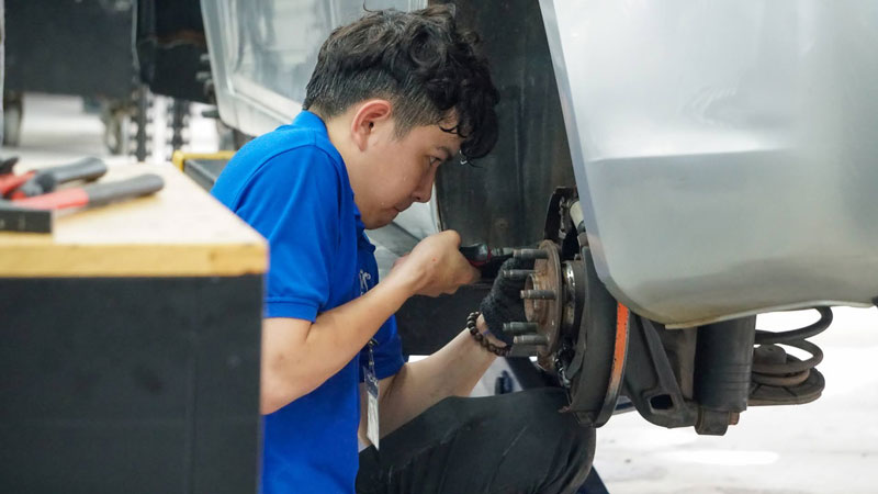 học viên thực hành thực tế trên xe thật tại vatc