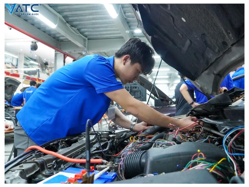 khai giảng lớp Kỹ thuật sửa chữa ô tô toàn diện K12 2