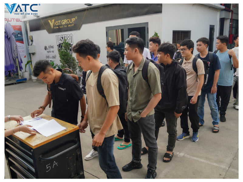 anh em học viên k55 checkin trong buổi lễ khai giảng