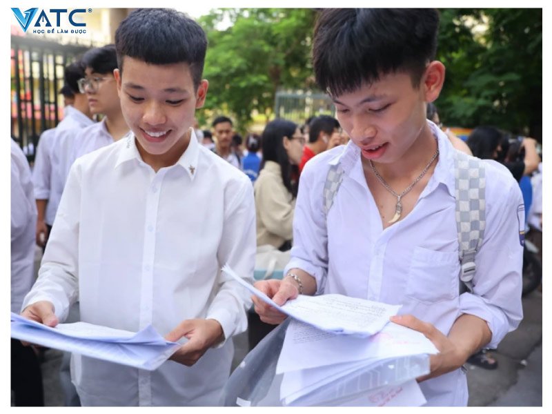 Con trai không học đại học nên học nghề gì?