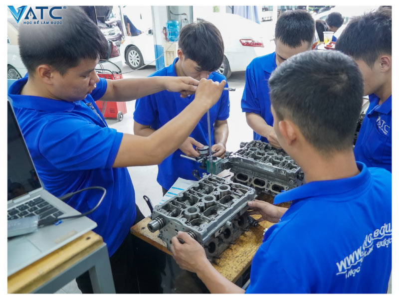 con trai không học đại học nên học nghề sửa chữa ô tô