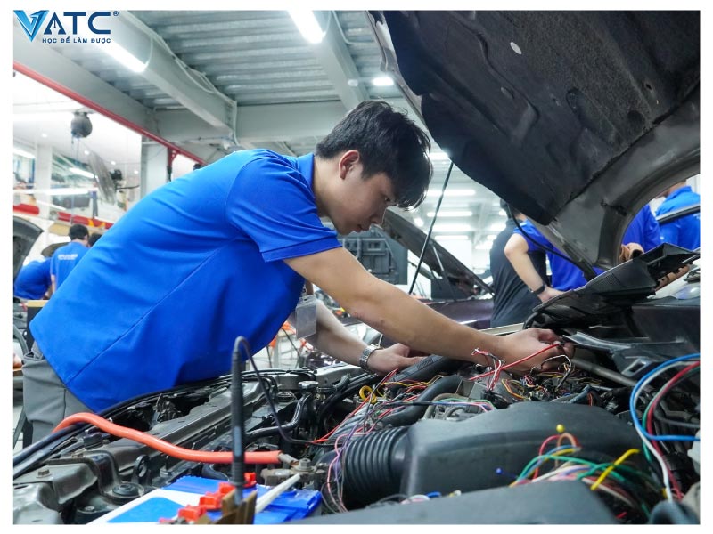 con trai không học đại học nên học nghề sửa chữa xe ô tô