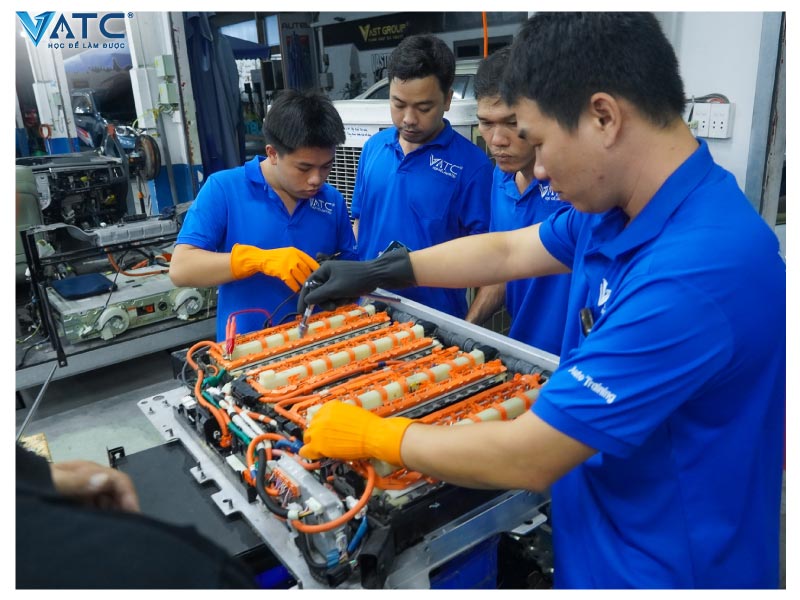 học sửa chữa ô tô thực chiến tại vatc