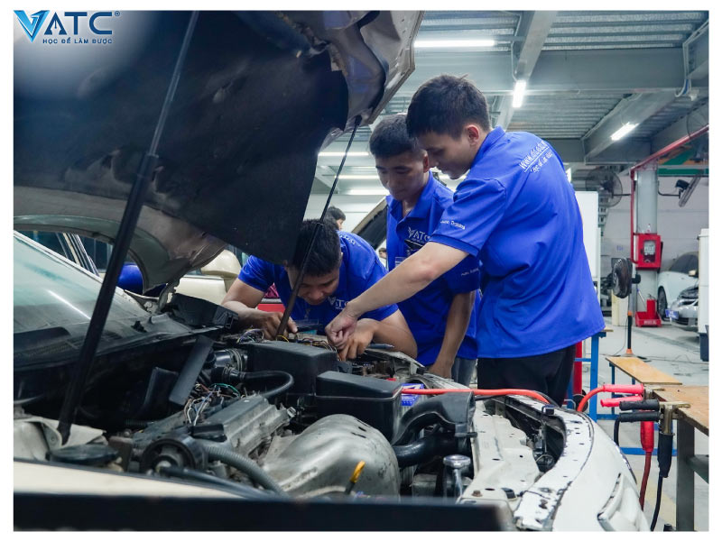 học viên VATC thực hành điện thân xe