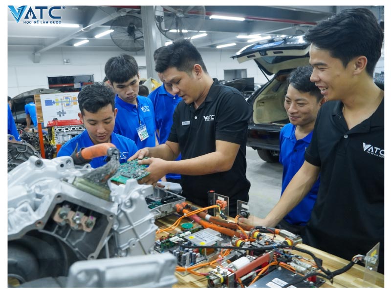 những vị trí công việc hấp dẫn trong ngành xe điện