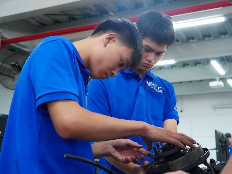 18 tuổi nên đi học hay đi làm? Cách chọn đúng lộ trình cho tuổi 18