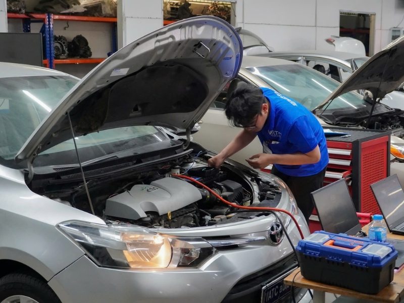 học sửa chữa ô tô thực chiến phù hợp cho người hướng nội