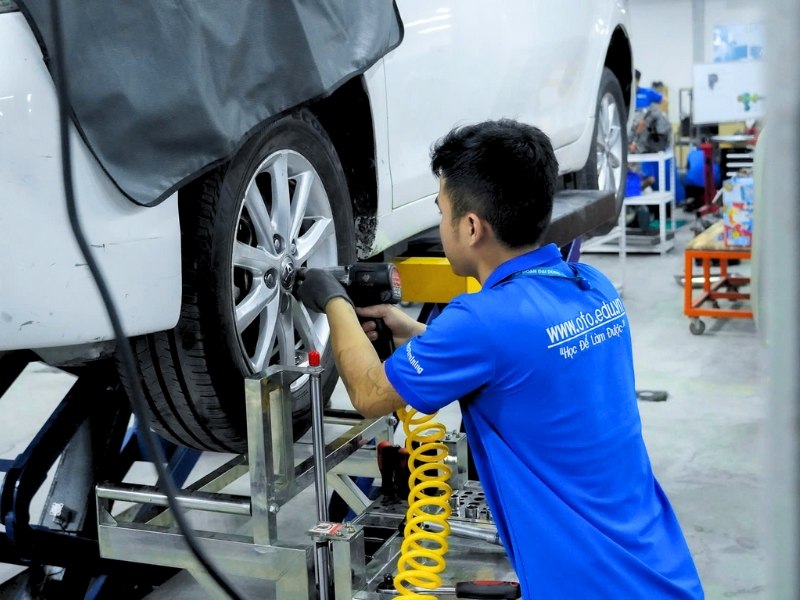 học viên thực hành trên xe thật tại xưởng thực hành trung tâm vatc