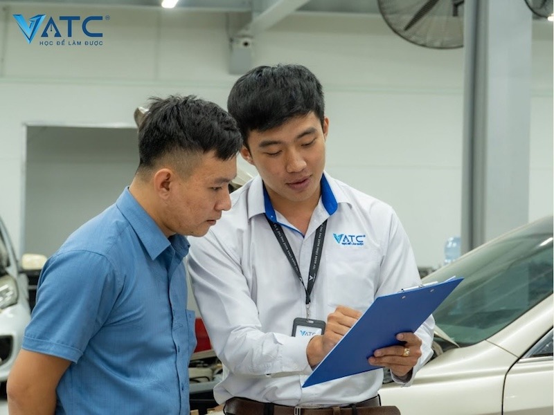 người hướng ngoại nên học ngành cố vấn dịch vụ ô tô