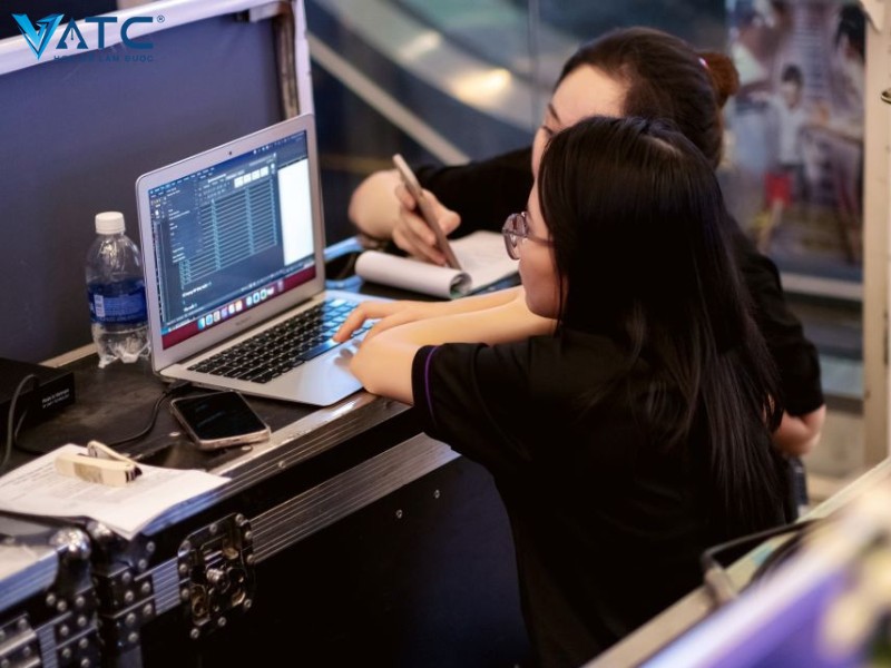 con gái nên học ngành sự kiện truyền thông