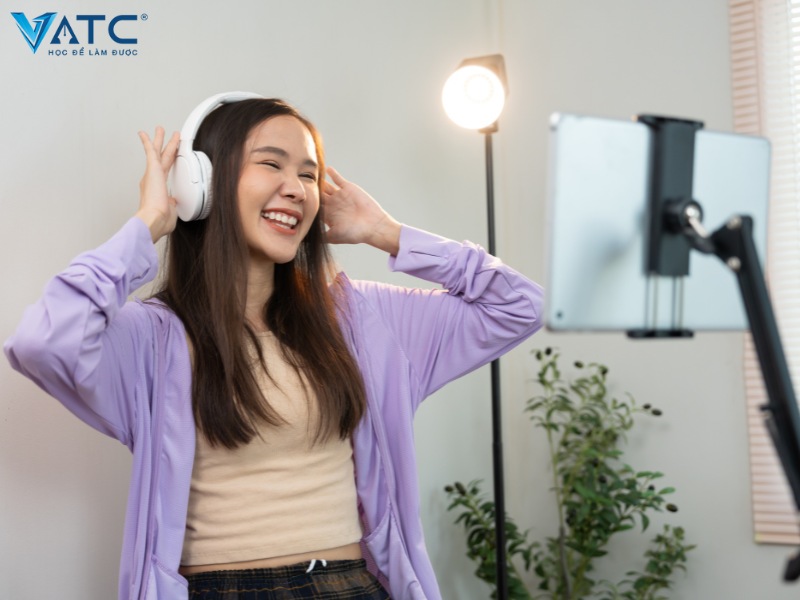 con gái nên học nghề gì dễ xin việc - content creator