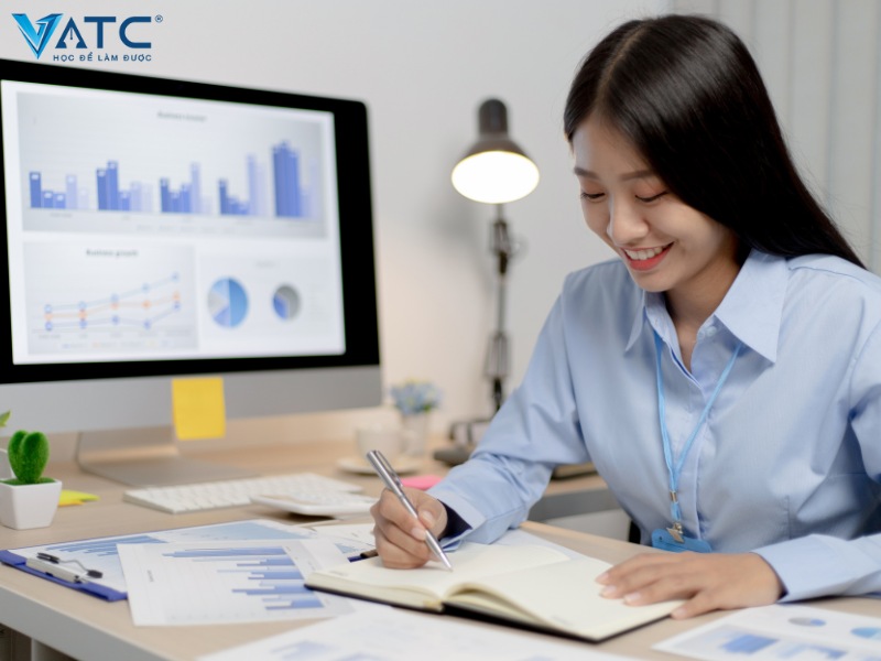 con gái nên học nghề gì dễ xin việc - marketing