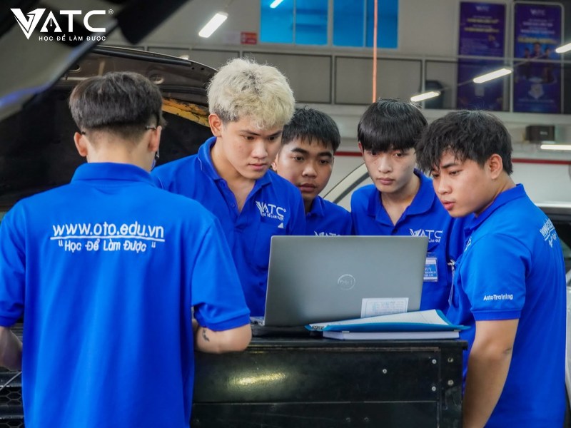 Học nghề có tương lai không? Lối đi thực tế dành cho giới trẻ hiện nay