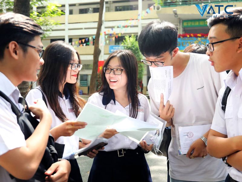 học sinh 12 và phụ huynh loay hoay tìm ngành học