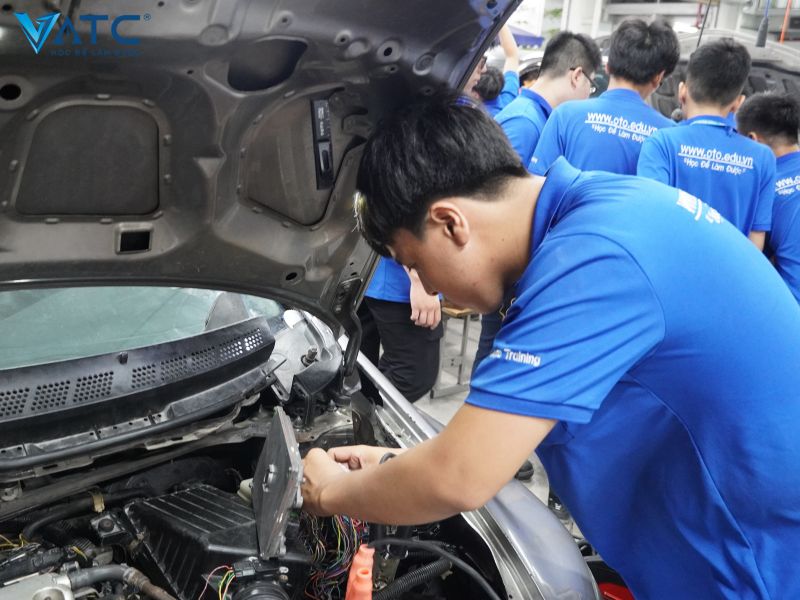 học trung cấp nghề sửa chữa ô tô dễ xin việc