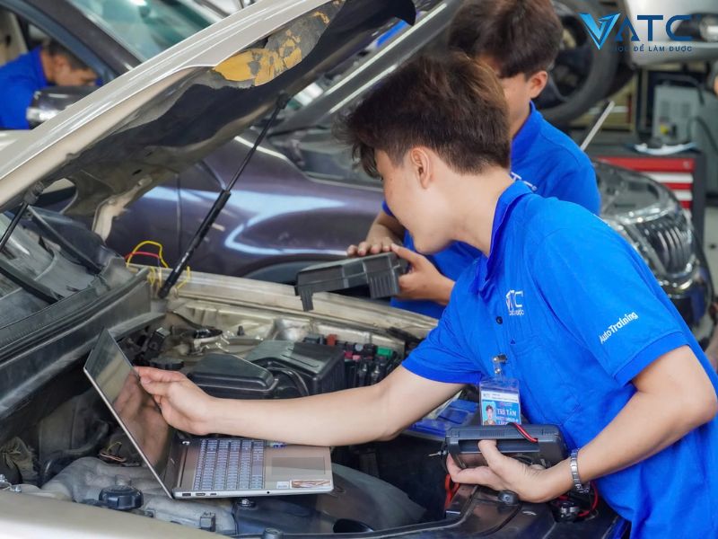 học viên thực hành trên xe thật tại xưởng thực hành vatc