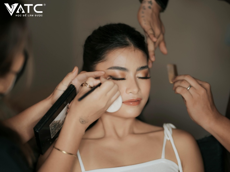 nghề trang điểm makeup