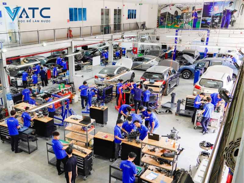 xưởng thực hành đầy đủ trang thiết bị hiện đại của vatc