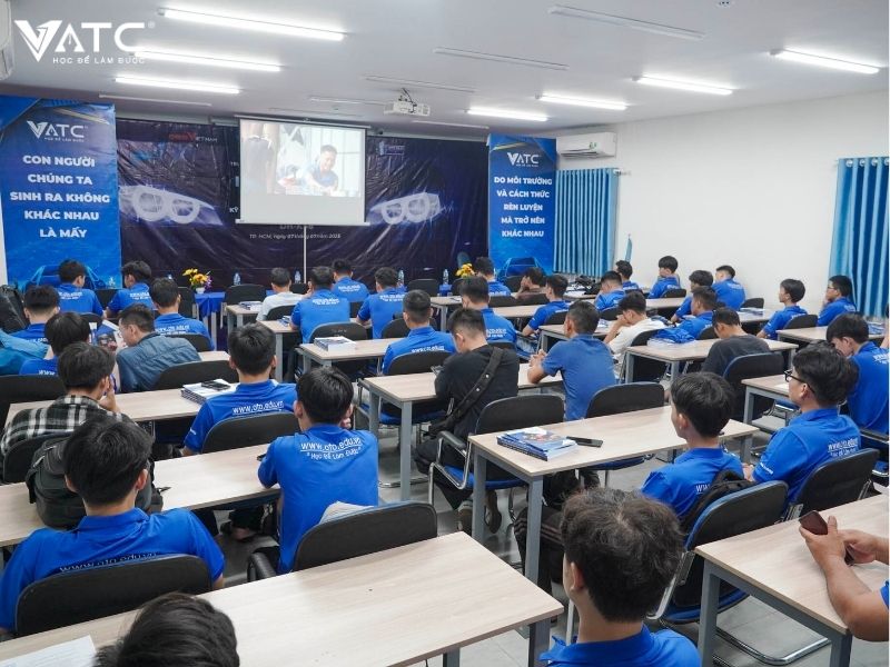 tổng quan buổi lễ khai giảng lớp kỹ thuật sửa chữa điện - điện tử ô tô k58